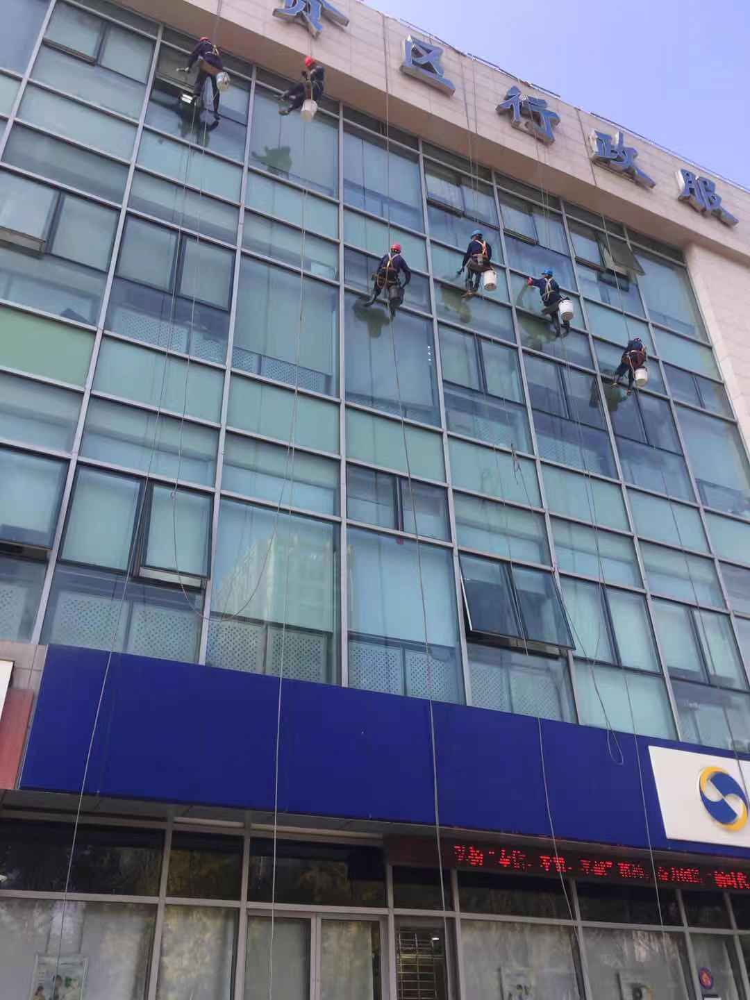 行政A座東幕墻玻璃清洗中照片.jpg 行政A座東幕墻玻璃清洗中照片.jpg