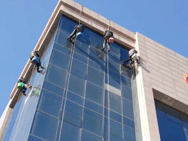 高空外墻清洗現(xiàn)場(chǎng)檢查的重點(diǎn)是什么？