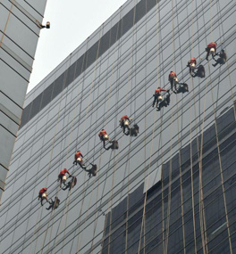 高空外墻清洗中,安全員現場檢查的要點是什么?