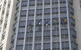 外墻清洗服務(wù)使用清潔劑有什么需要注意的?