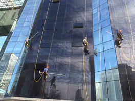 在進行外墻清洗時,一定要根據(jù)實際情況來!